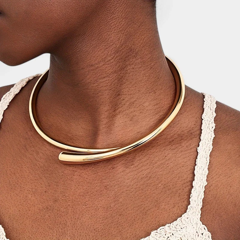 Damski Naszyjnik Choker z Otwartym Kołnierzem w Rzeźbionym Kształcie - Złoty