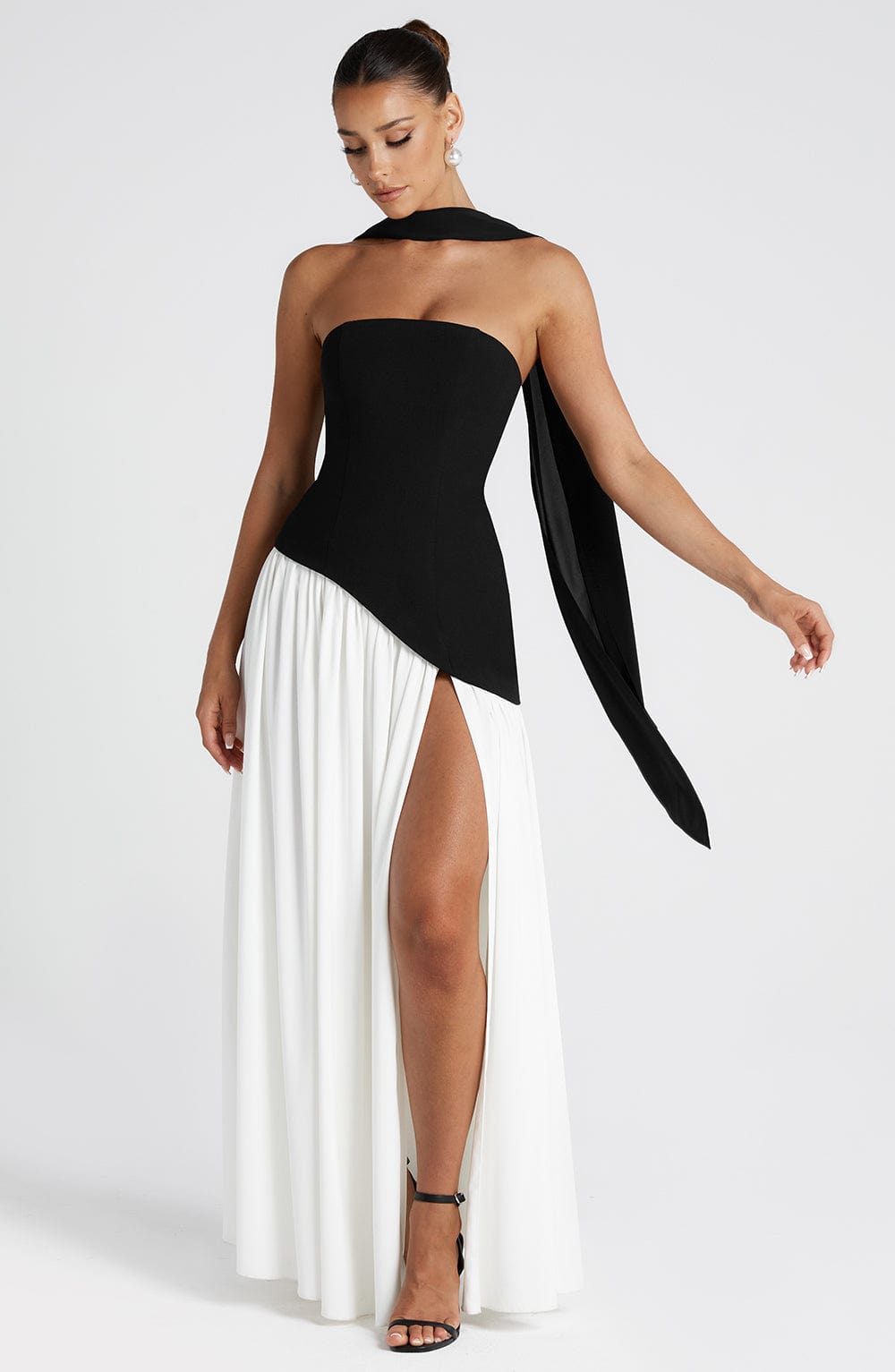 Damska Sukienka Maxi bez Ramiączek z Kontrastowymi Kolorami i Wysokim Rozcięciem - 7