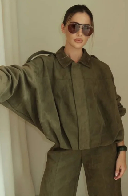 Damska Krótka Kurtka Bomberka z Kołnierzem i Oversizowymi Rękawami