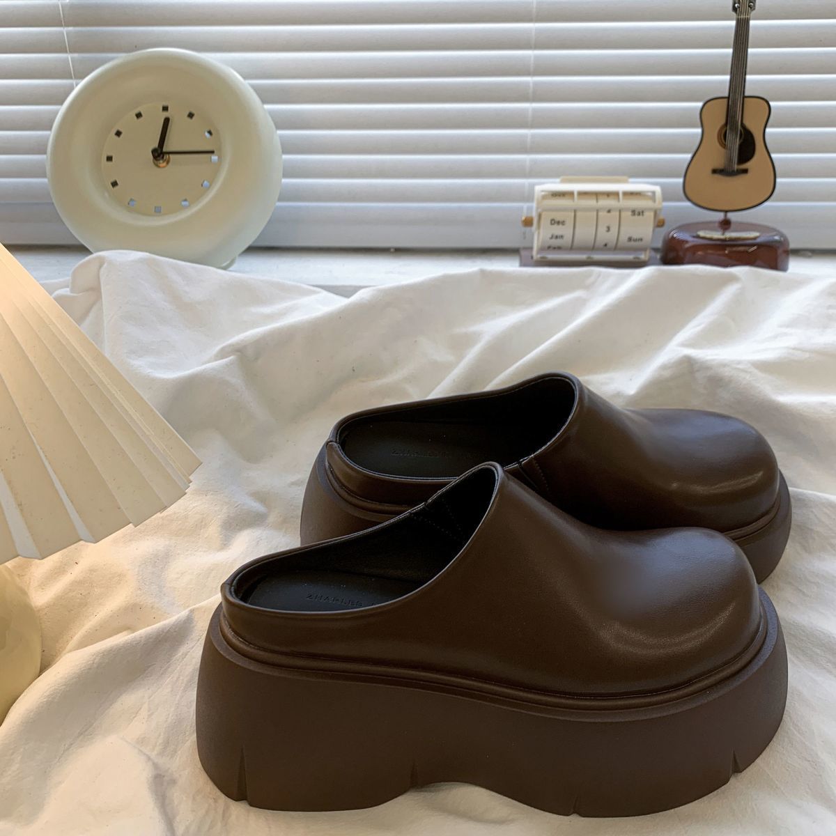 Damskie Buty Clogs na Platformie z Zakrytym Noskiem - Ciemnobrązowy