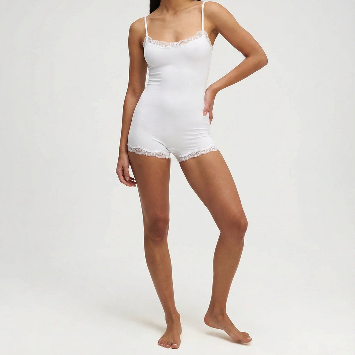 Damska Bodysuit z Koronką i Cienkimi Ramiączkami - 7
