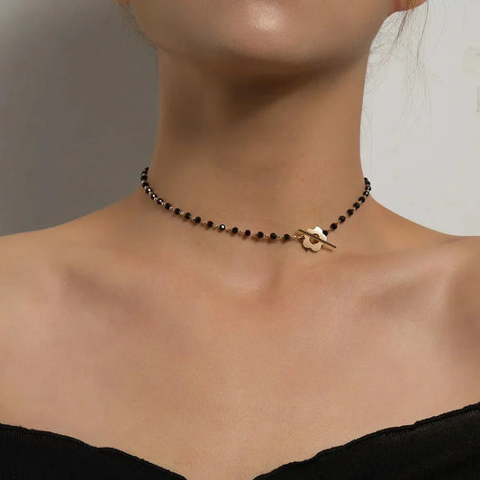 Damska Naszyjnik Choker z Koralikami i Kwiatowym Zapięciem - Czarny