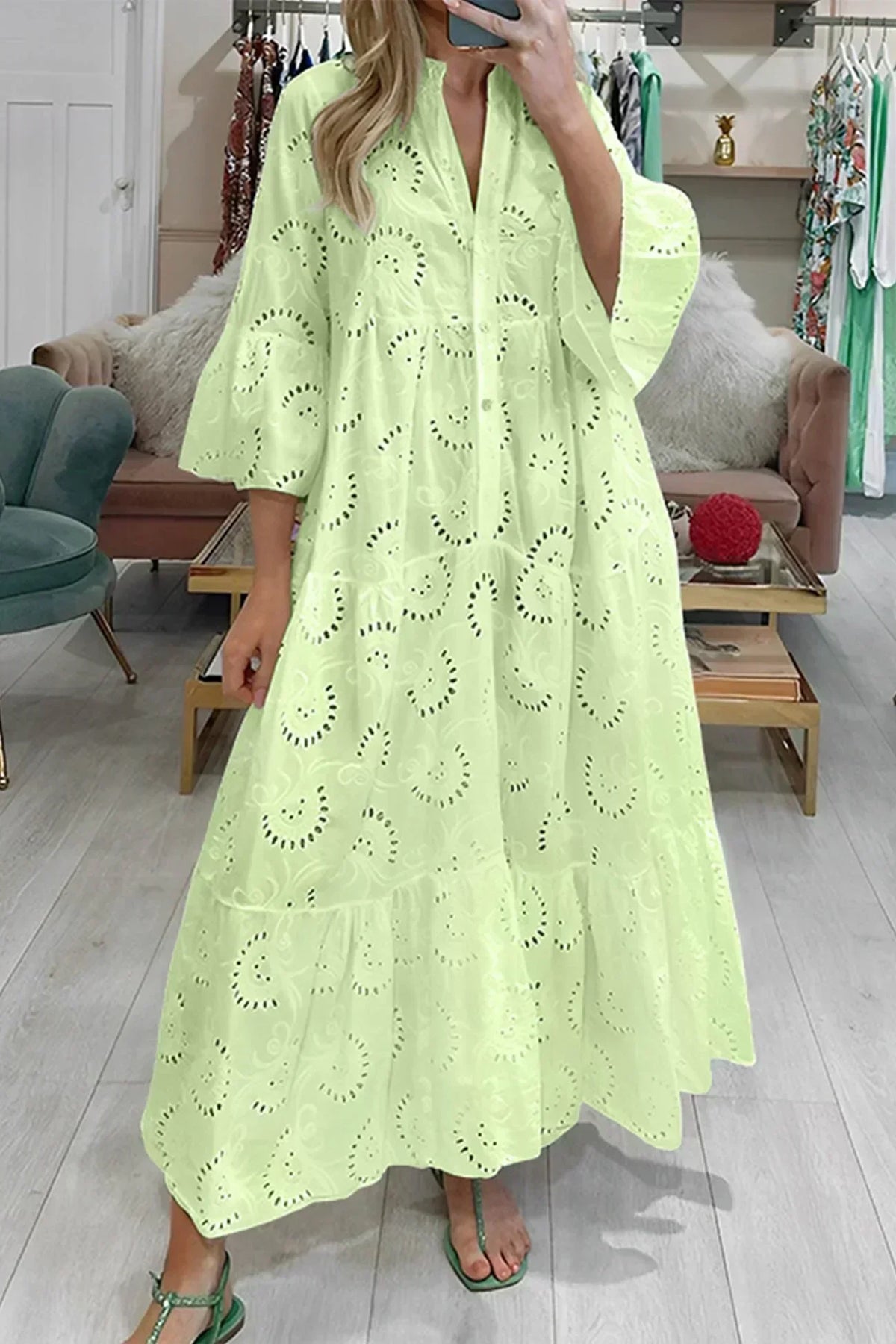 Damska Koronkowa Sukienka Maxi z Rękawem Trzy Czwarte i Dekoltem w Serek - Jasnozielony