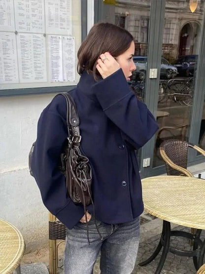 Damska Krótka Kurtka ze Stójką i Strukturalnym Krojem - 18
