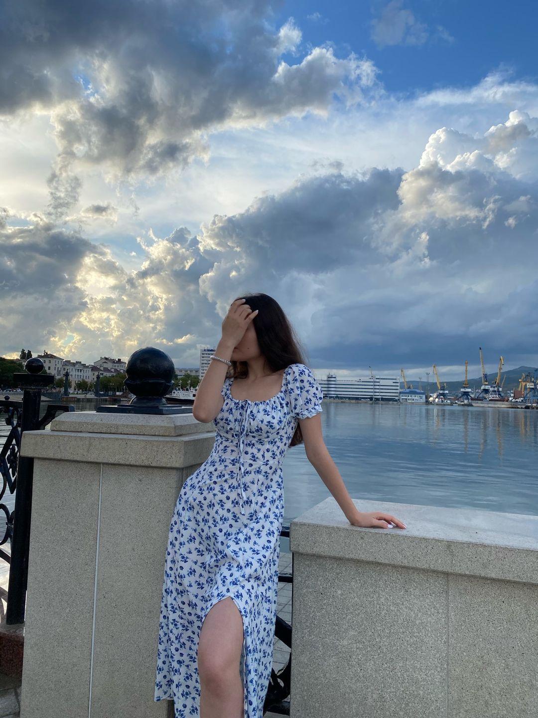 Damska Sukienka Midi w Kwiaty z Bufiastymi Rękawami i Rozcięciem - 7