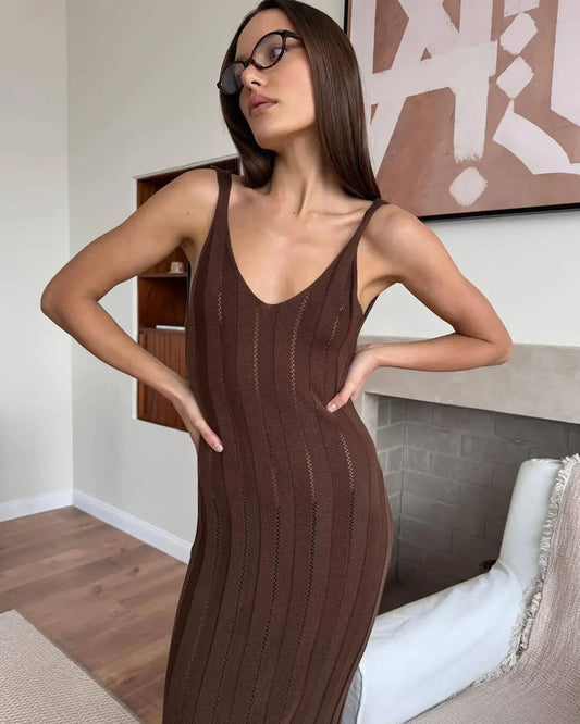 Damska Sukienka Maxi bez Rękawów z Odkrytymi Plecami, Dekoltem w Serek i Dopasowaną Sylwetką - Brązowy